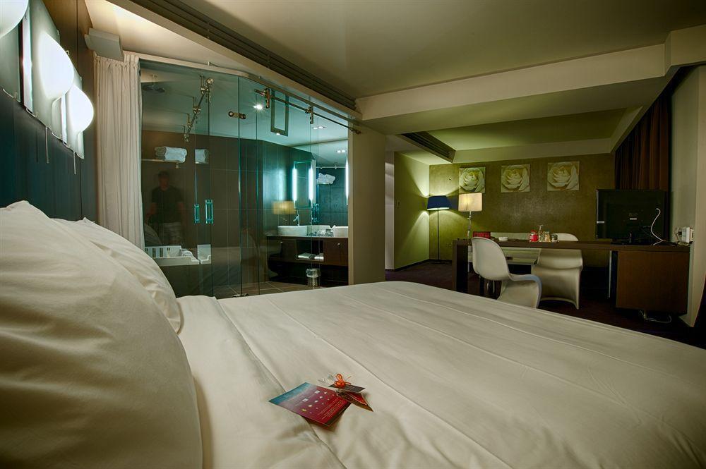 Le Rex Hotel Tarbes Bagian luar foto