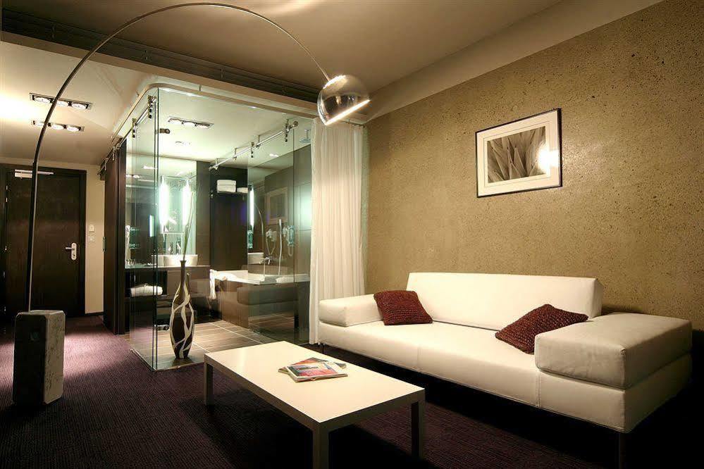 Le Rex Hotel Tarbes Bagian luar foto