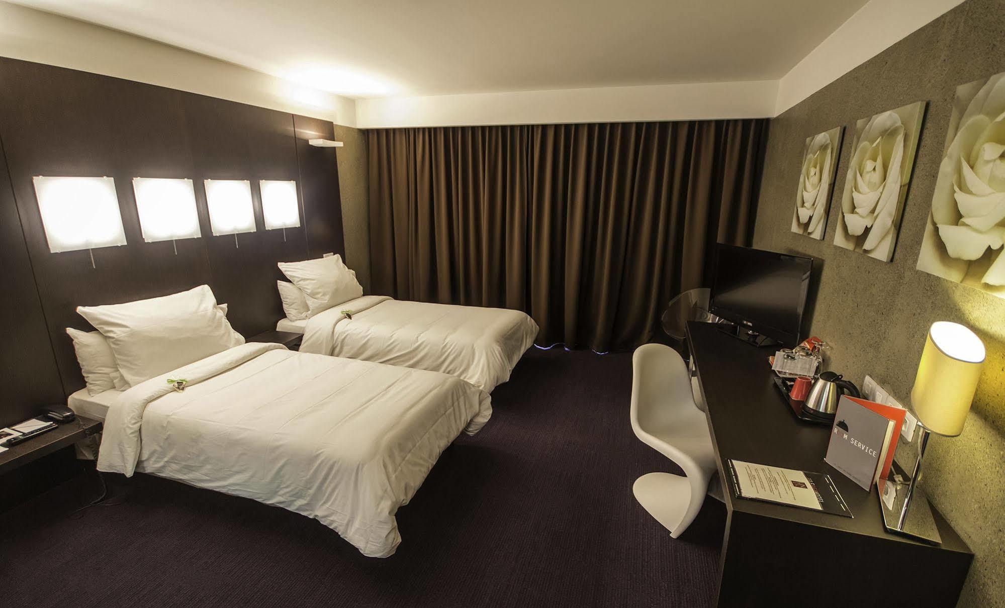 Le Rex Hotel Tarbes Bagian luar foto